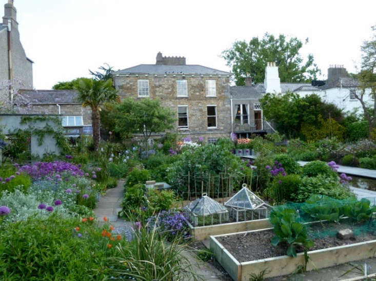 Helen Dillon&#8\2\17;s garden in full bloom. Photograph by Wendy Cutler via Flickr.