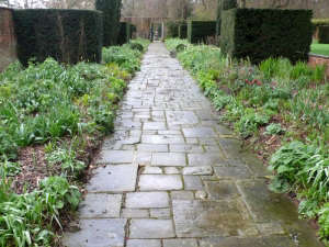 5 Favorites: Rambling Paths and Uneven Pavers - Gardenista
