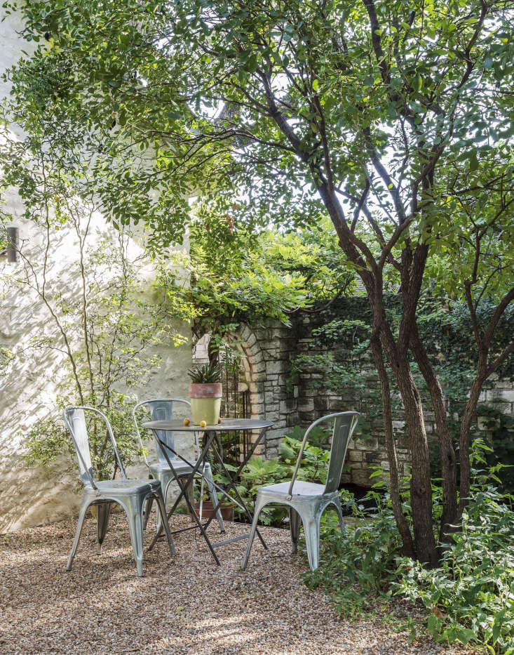 Landscape architect Christine Ten Eyck&#8\2\17;s gravel patio in her walled garden in Austin, Texas. Photograph by Matthew Williams for Gardenista.