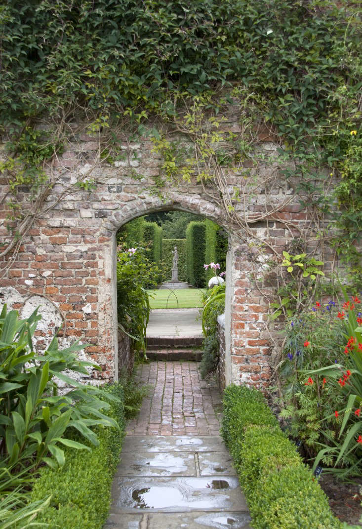 Sissinghurst-gardens-sculpture-brick-walls-tony-hisgett-wikimedia