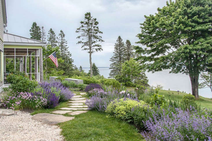 The house faces south and overlooks the water, requiring the garden to stand up to very extreme sun- and salt-baked conditions.