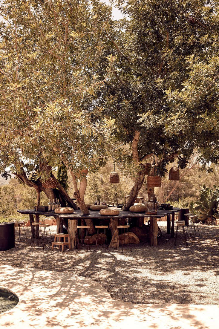 hotel-La-Granja-ibiza-outdoor-dining-treesl-gardenista