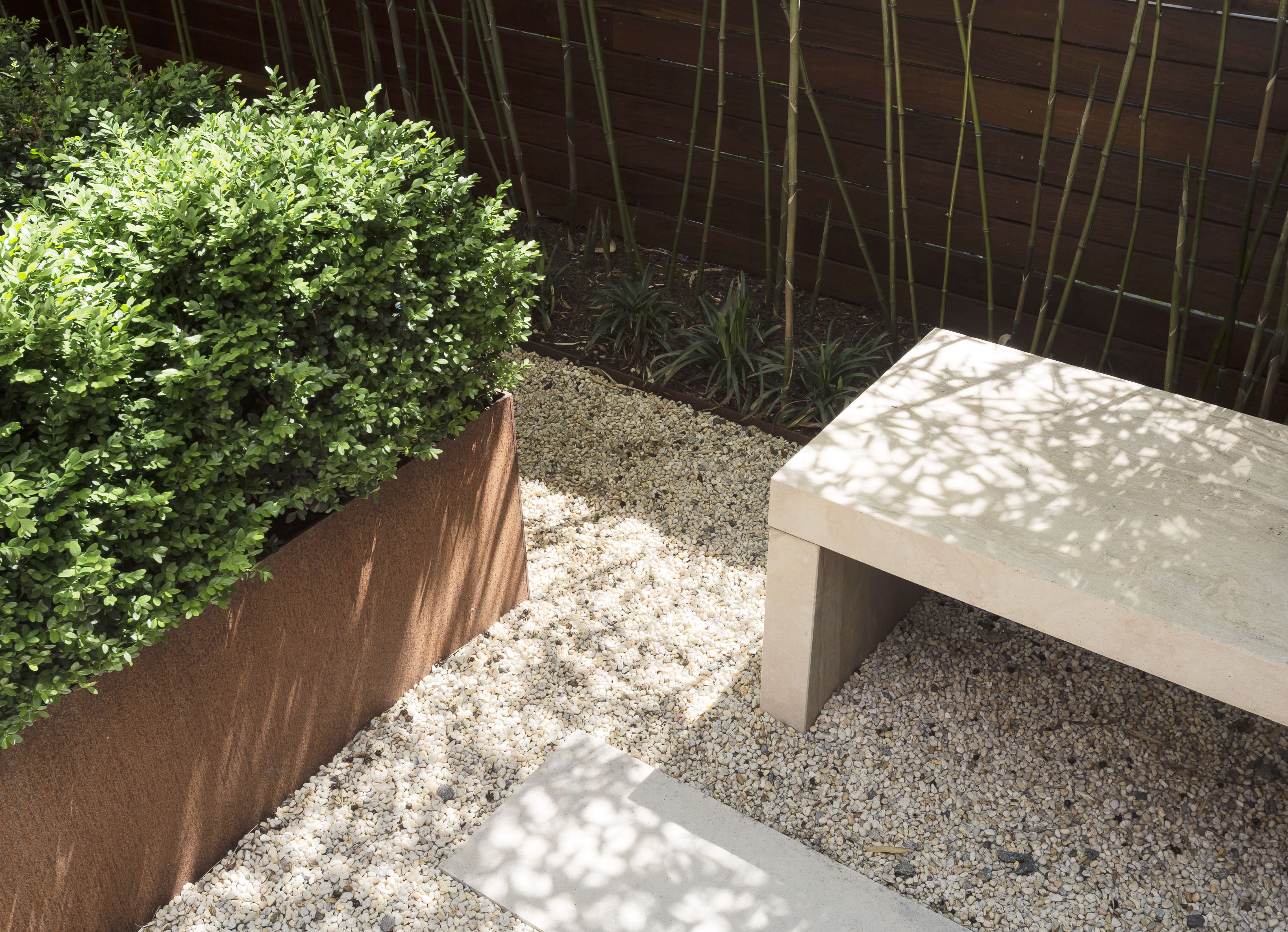 julie-farris-manhattan-garden-bench-gravel-hardscape-gardenista-DSC-1727