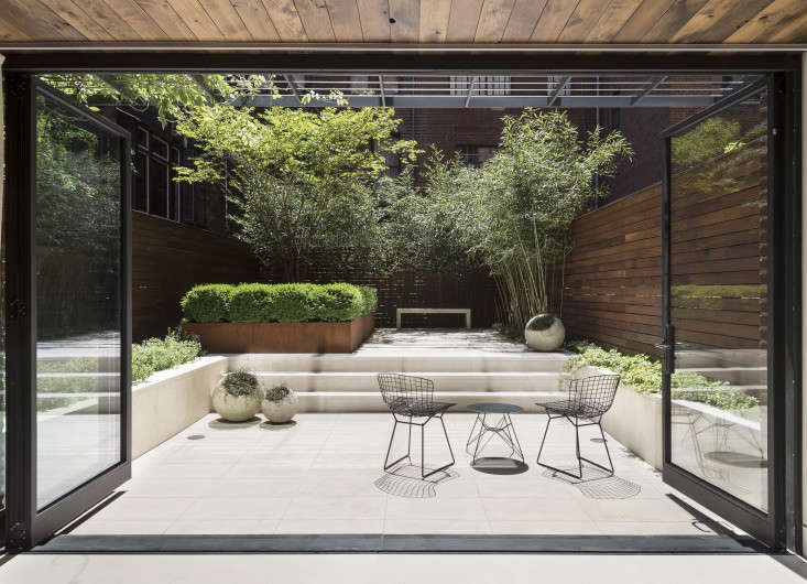 julie-farris-manhattan-garden-french-doors-steel-townhouse-stone-patio-gardenista-DSC-1591