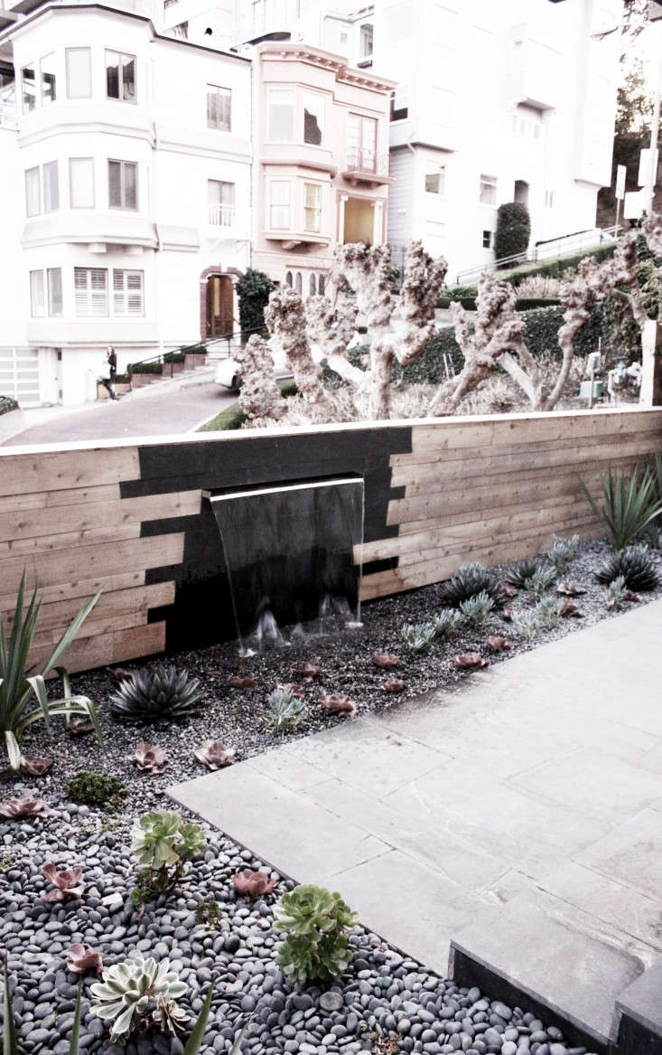 outdoor-kitchen-brennan-cox-wall-fountain-rocks-san-francisco-gardenista