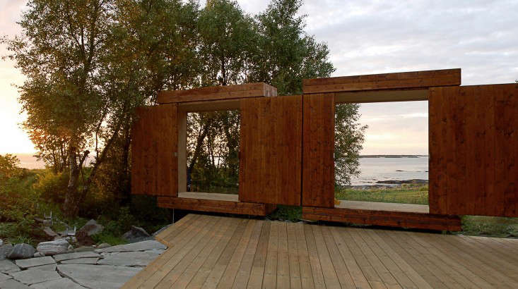 wooden-shed-sliding-doors-norway-rever-drage-gardenista