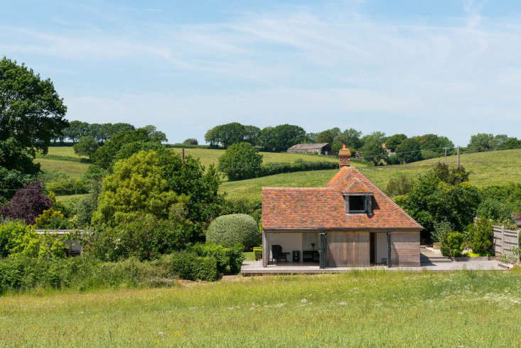 barker-shorten-east-sussex-green-fields-wraparound-deck-themodernhouse-gardenista