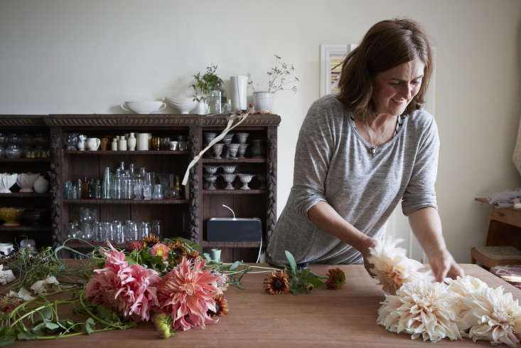 florist-studio-dahlias-arrangement-tamara-hall-britt-willoughby-dyer-BN2A0246