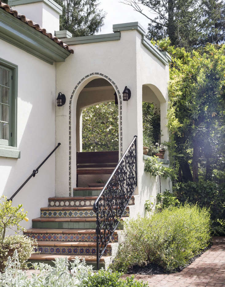 A tiled entry stairway complements the stucco facade of Gardenista editor in chief Michelle Slatalla&#8\2\17;s Mill Valley, California house. Photograph by Matthew Williams for Gardenista.