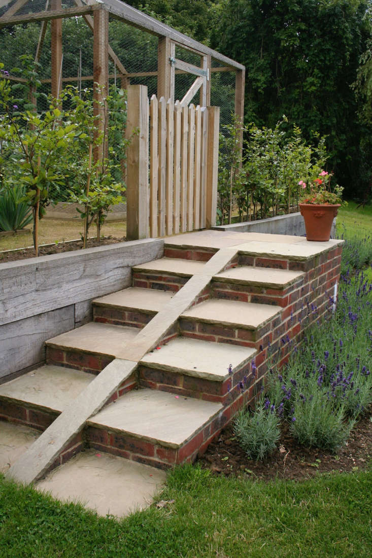 Rather than attempting to drag hefty loads up the steps, Guilfoyle came up with a clever solution; clever stairways with a central ramp for wheelbarrow wheels.