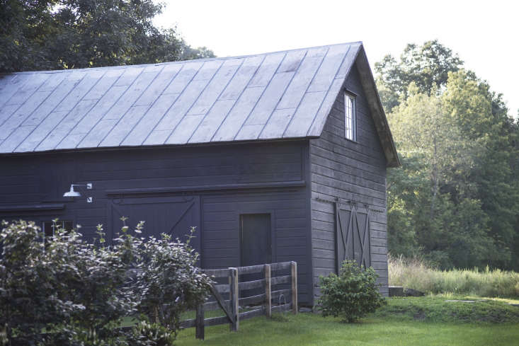  With a wooden split-rail fence, the couple stayed true to the barn&#8\2\17;s heritage.