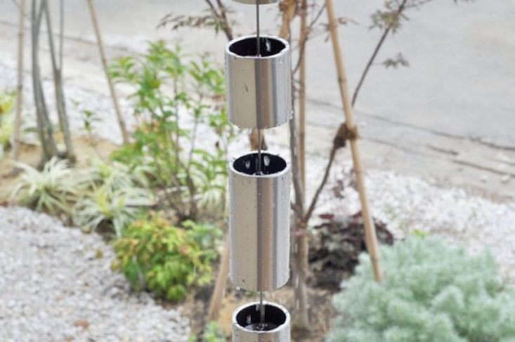 A large diameter Toh L Rain Chain made of stainless steel is designed for oversize roofs, with a &#8\2\20;draining capacity that exceeds conventional types by five times,&#8\2\2\1; notes Japan-based manufacturer SEO. Prices range from \$\1,000 to \$\1,330, depending on length.