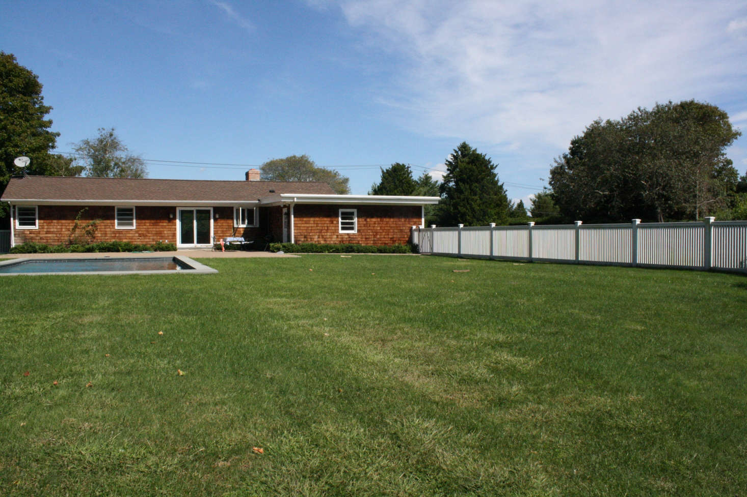 Del Bosch removed the white fence to make room for the long veranda. Photograph by Maria Milans del Bosch.