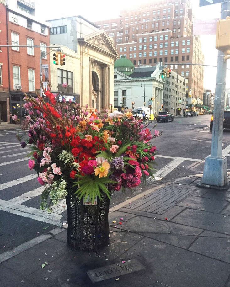 Someone is leaving rogue flower bouquets around Manhattan, and Gardenista contributor Barbara is taking note. (Note: It’s flower designer Lewis Miller. Follow his guerrilla tactics at @lewismillerdesign.) Photograph courtesy of Lewis Miller.