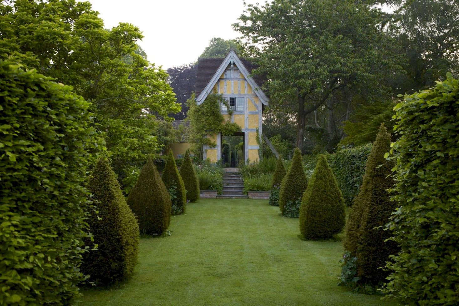 A freestanding dovecote at Bryan’s Ground in Herefordshire provides a vantage point viewing the garden from the dining room upstairs. For more, see Bryan’s Ground: Bloomsbury Revisited, on the Edge of Wales.