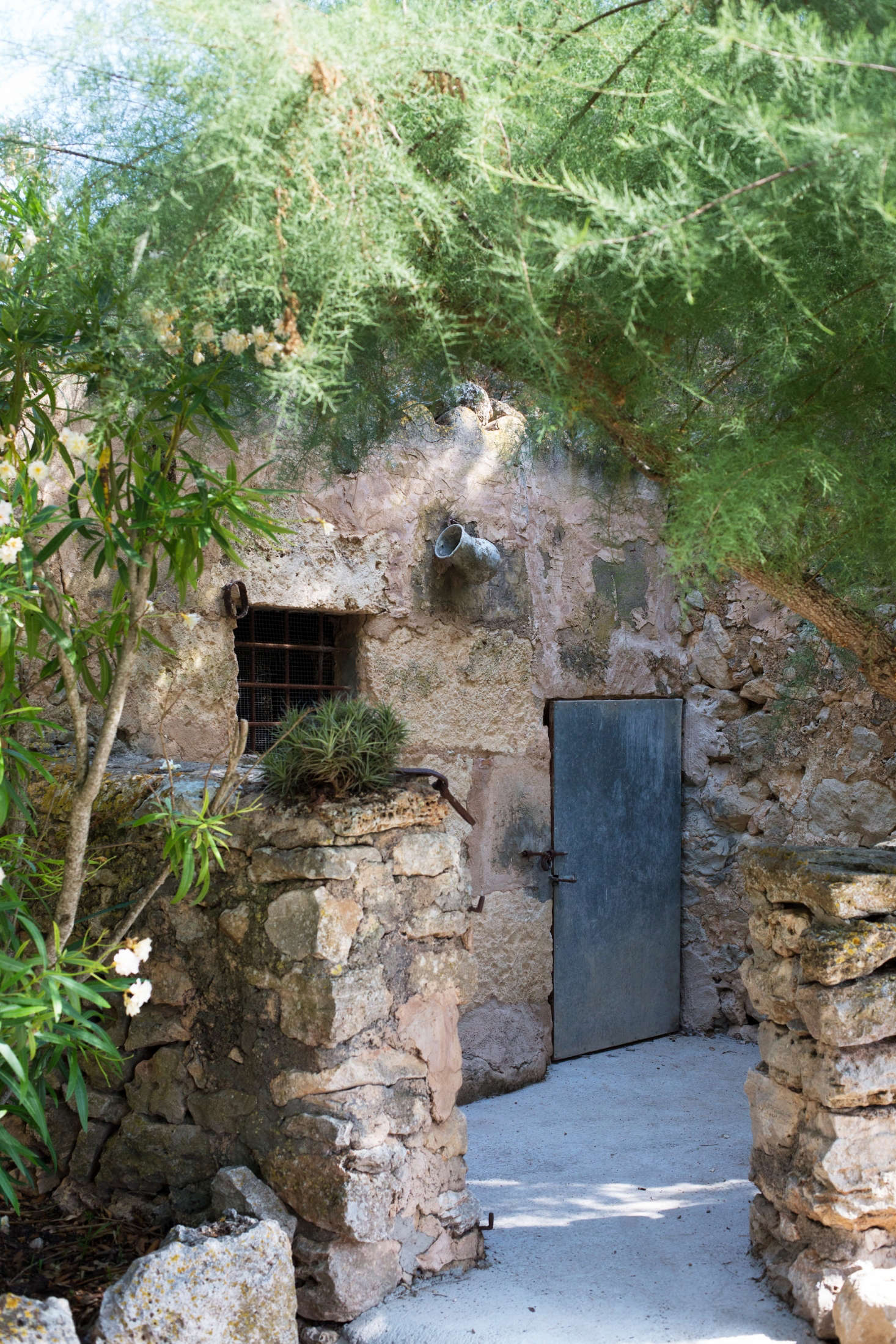 Thick stone walls act as effective insulation to keep the house cool in summer.