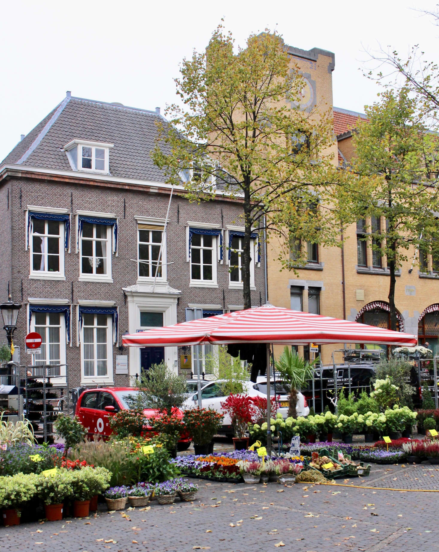 The market is open on Saturdays from 7 am to 5 pm.