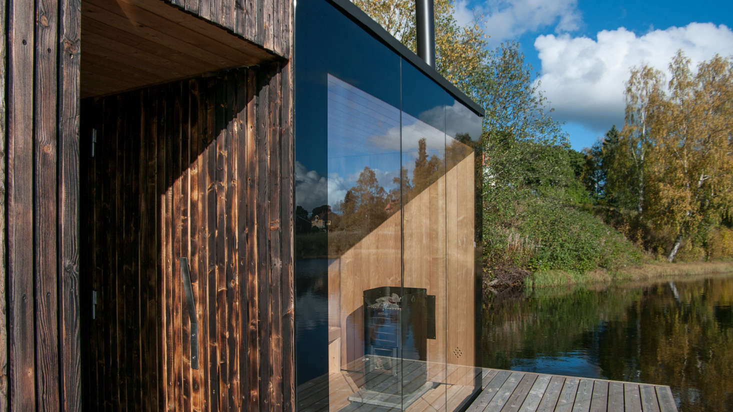 A transparent wall of glass faces the lake, inviting introspection and a vantage point to interact with the landscape 
