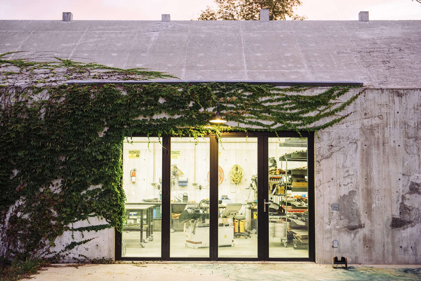 To encourage the ivy, Berman Horn anchored a grid of stainless steel wire to the exterior walls to create a trellis for the vines.