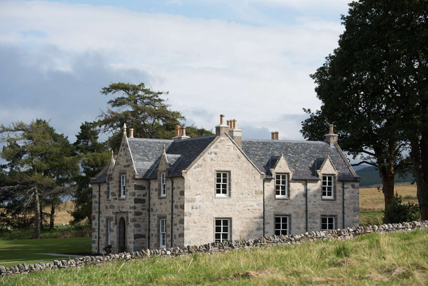 The main farmhouse dates to 00; the owner commissioned architect Nicholas Groves-Raines, a specialist in refurbishing old buildings, to bring the structure into the