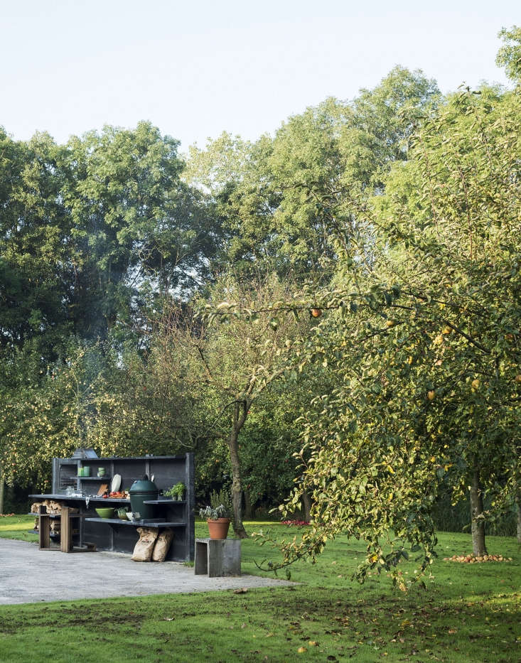 WWOO outdoor kitchen units also are available in a dark anthracite finish.