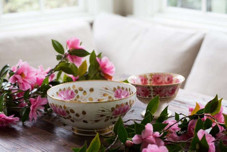 To make side-by-side arrangements, I chose two bowls of different sizes, both painted with roses and edged in gold.