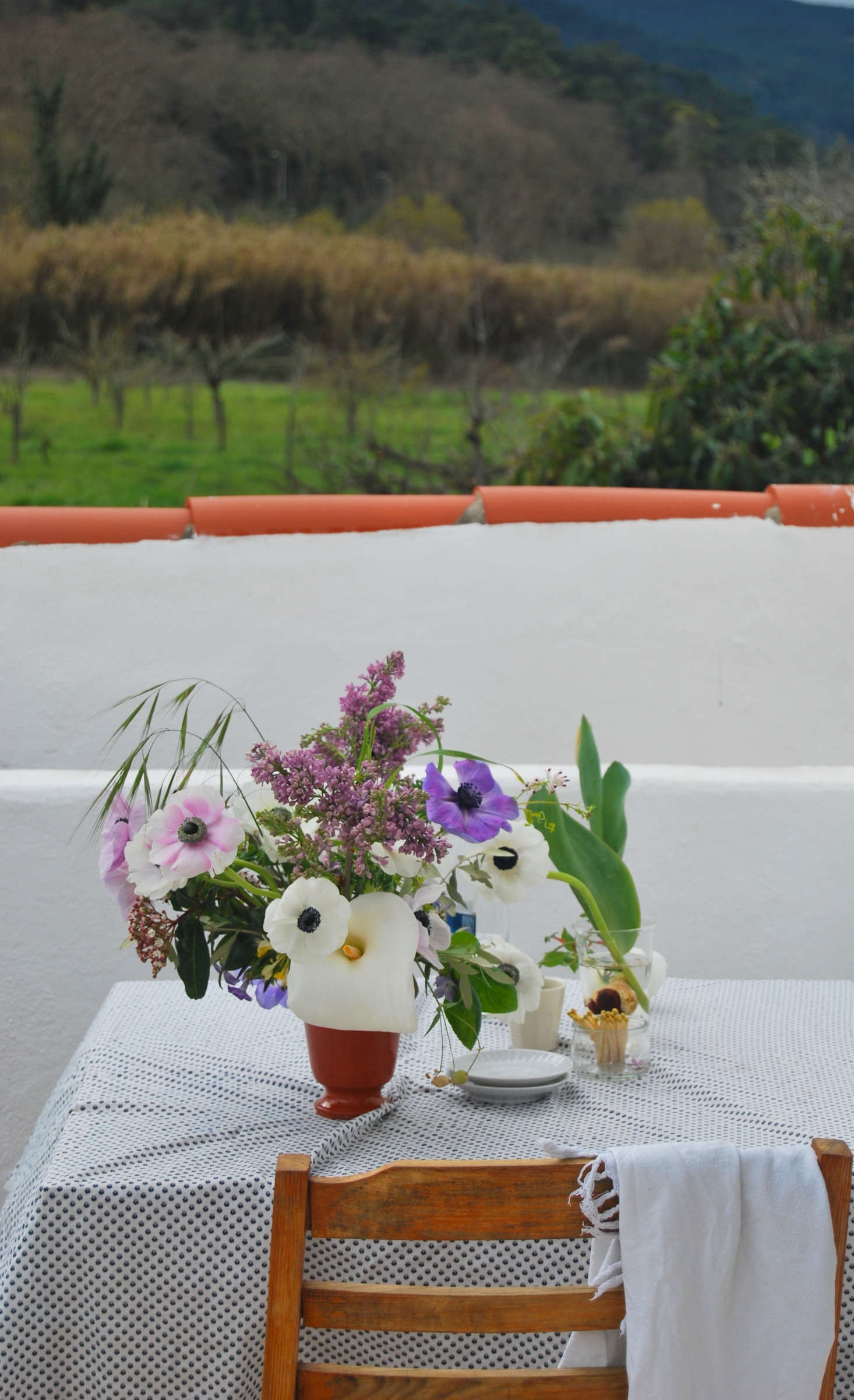 This easy garden-style arrangement brings springtime indoors or to a terrace as a centerpiece for a table.