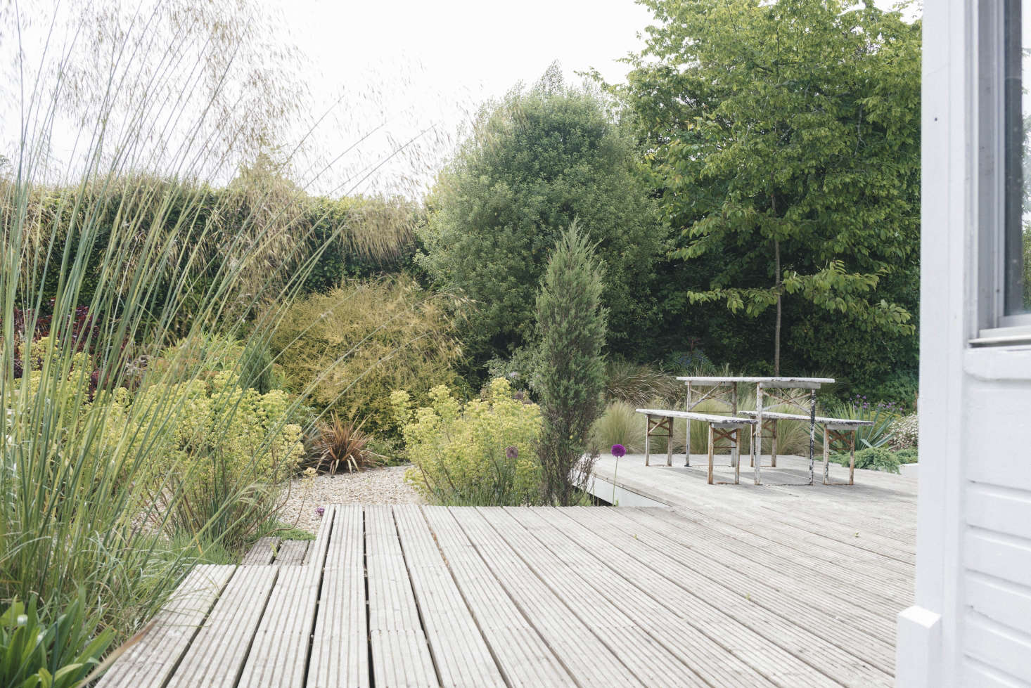 A midcentury house in England gets a California vibe thanks to a gravel garden and large minimalist deck. Photograph by Jethro Marshall, from Before & After: An Airy Gravel Garden for a Midcentury British House in West Dorset.