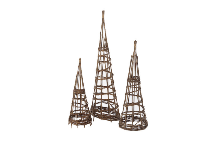 een Willow Garden Obelisk is verkrijgbaar in drie hoogtes (van \28 tot 47 inch); \$\18 tot \$38 op terrein.