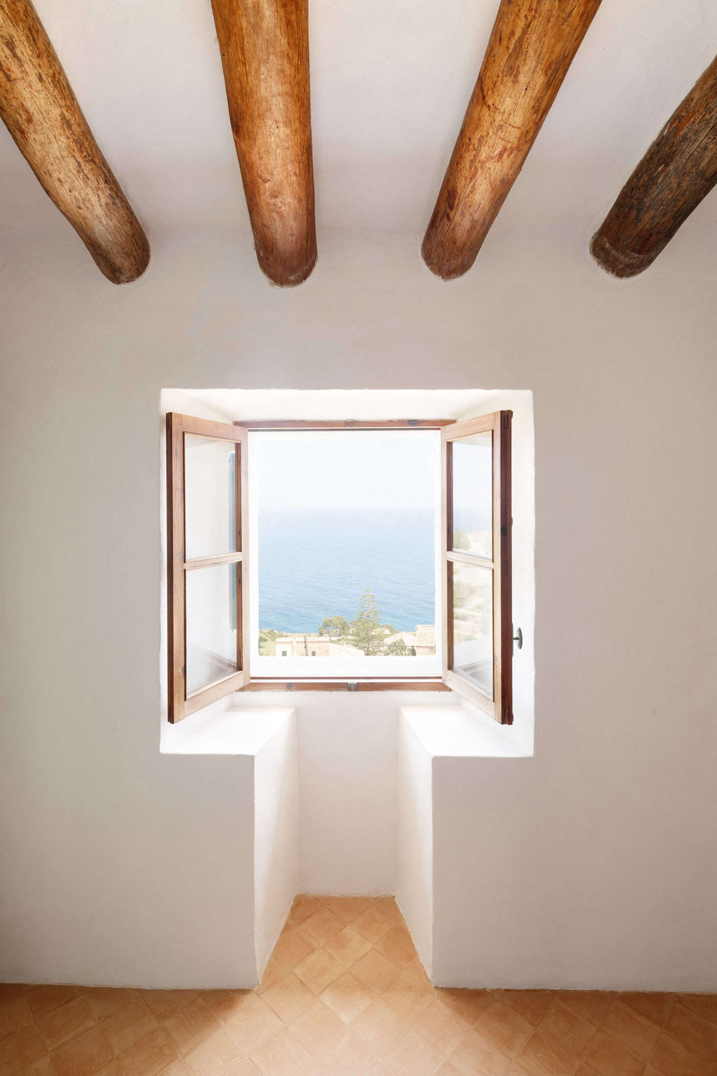 The windows in the front of the house have unobstructed views of the Balearic Sea (and are often left open to let in the ocean air). The architects also installed windows in the back of the house, for catching cross-breezes.