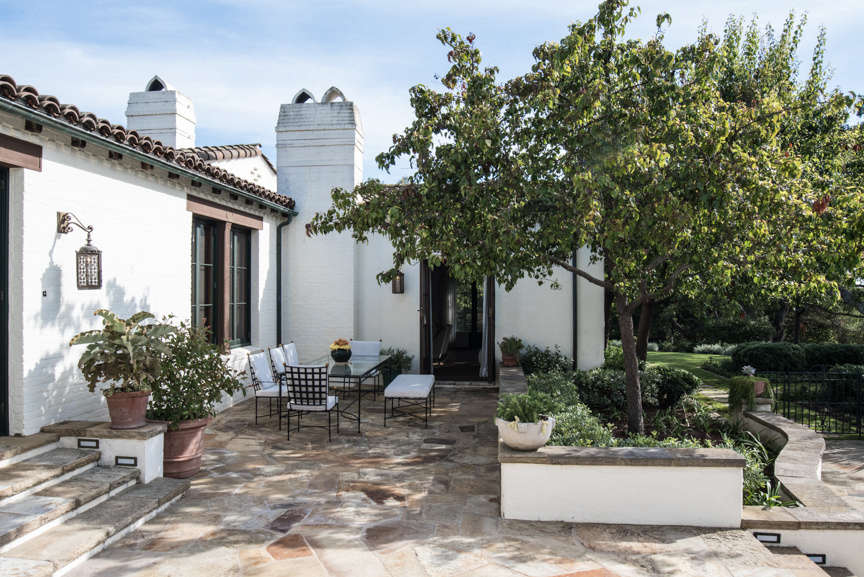 When it came to the sprawling terraces—which, as they surround the house become, in turn, an entryway, pool surround, interior courtyard, and al fresco dining area (shown)—Sosa and team elected to go the route of minimal intervention. They preserved the existing flagstone, repairing it only where needed.