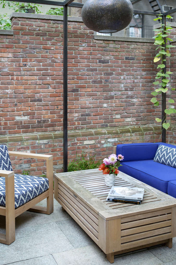 The family uses the third section of the garden, defined by a steel pergola planted with trailing climbers including quick-growing silver lace vine, Dutchman’s pipe, and trumpet vine as a lounge area.