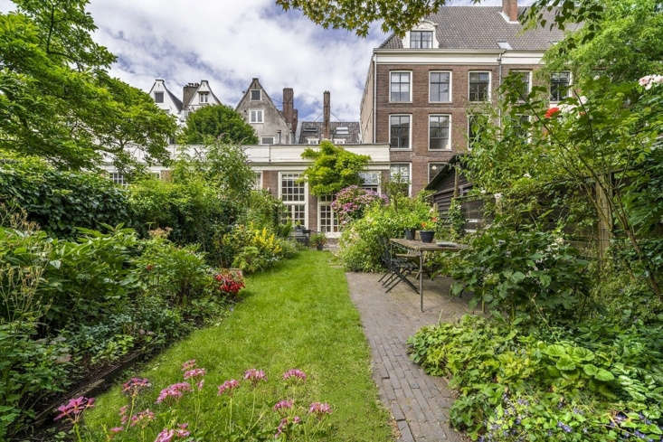 Beginning June \15, private and public canal house gardens will be open to visitors, courtesy of Amsterdam Open Garden Days. For more information and tickets, see Open Tuinen Dagen.