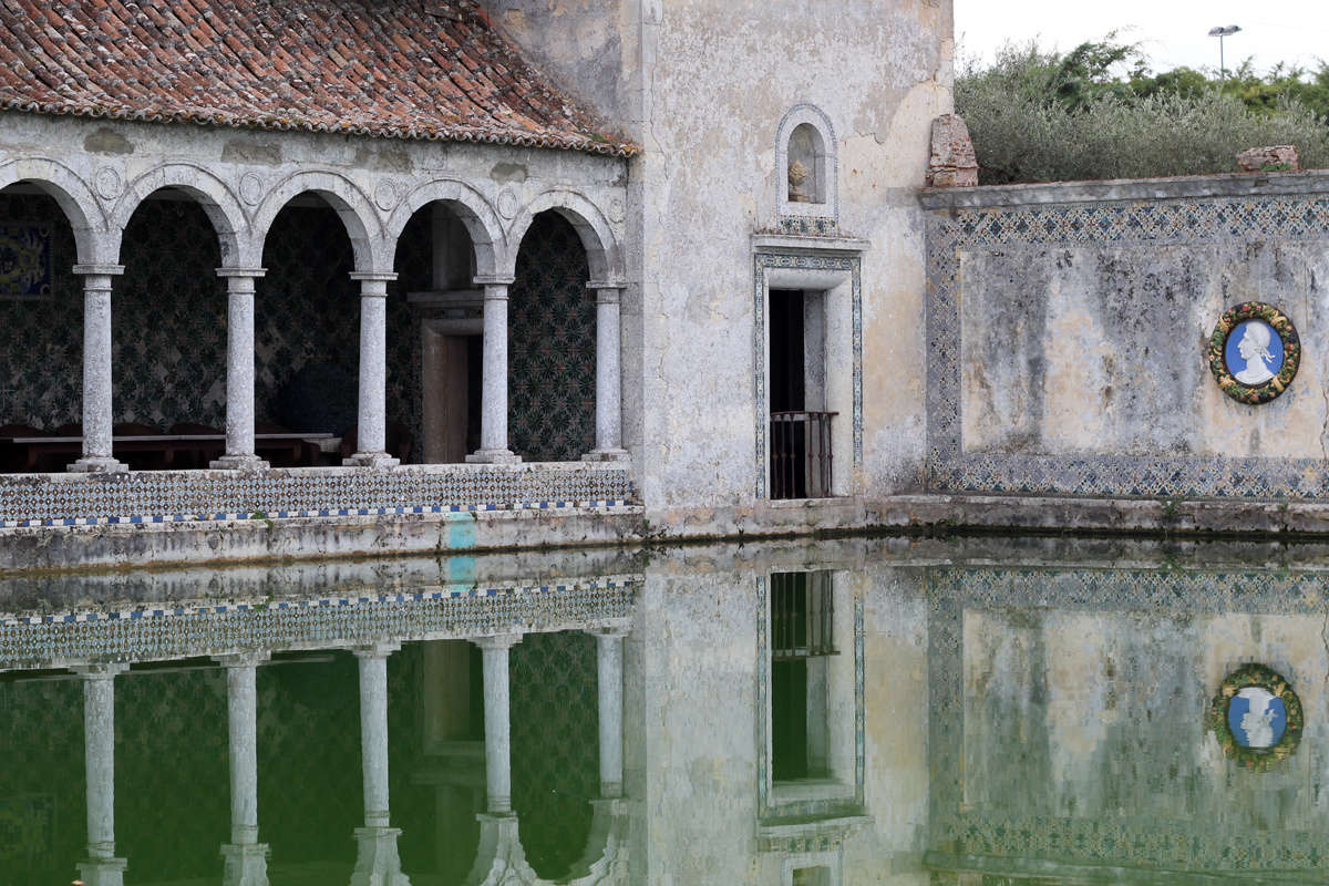 A loggia at Quinta da Bacalhôa overlooks a Moorish water tank. Photograph by Theo França via Flickr.