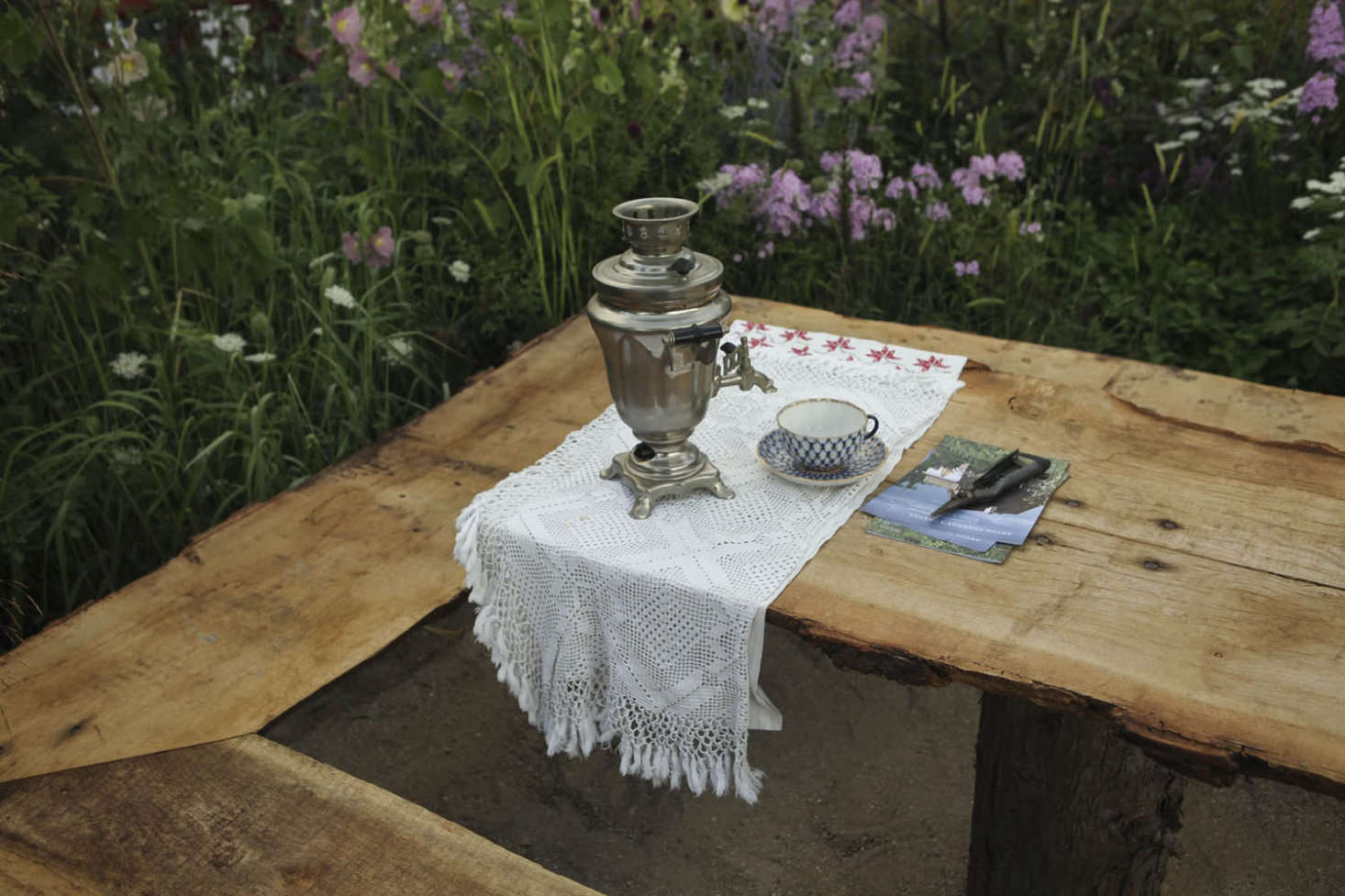 A samovar surrounded by a three-sided bench, similar to furniture recorded in Chekhov