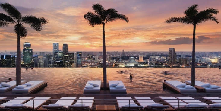 Im Marina Bay Sands in Singapur befindet sich ein Dachpool 57 Stockwerke über dem Straßenniveau und bietet einen Panoramablick auf die Stadt.