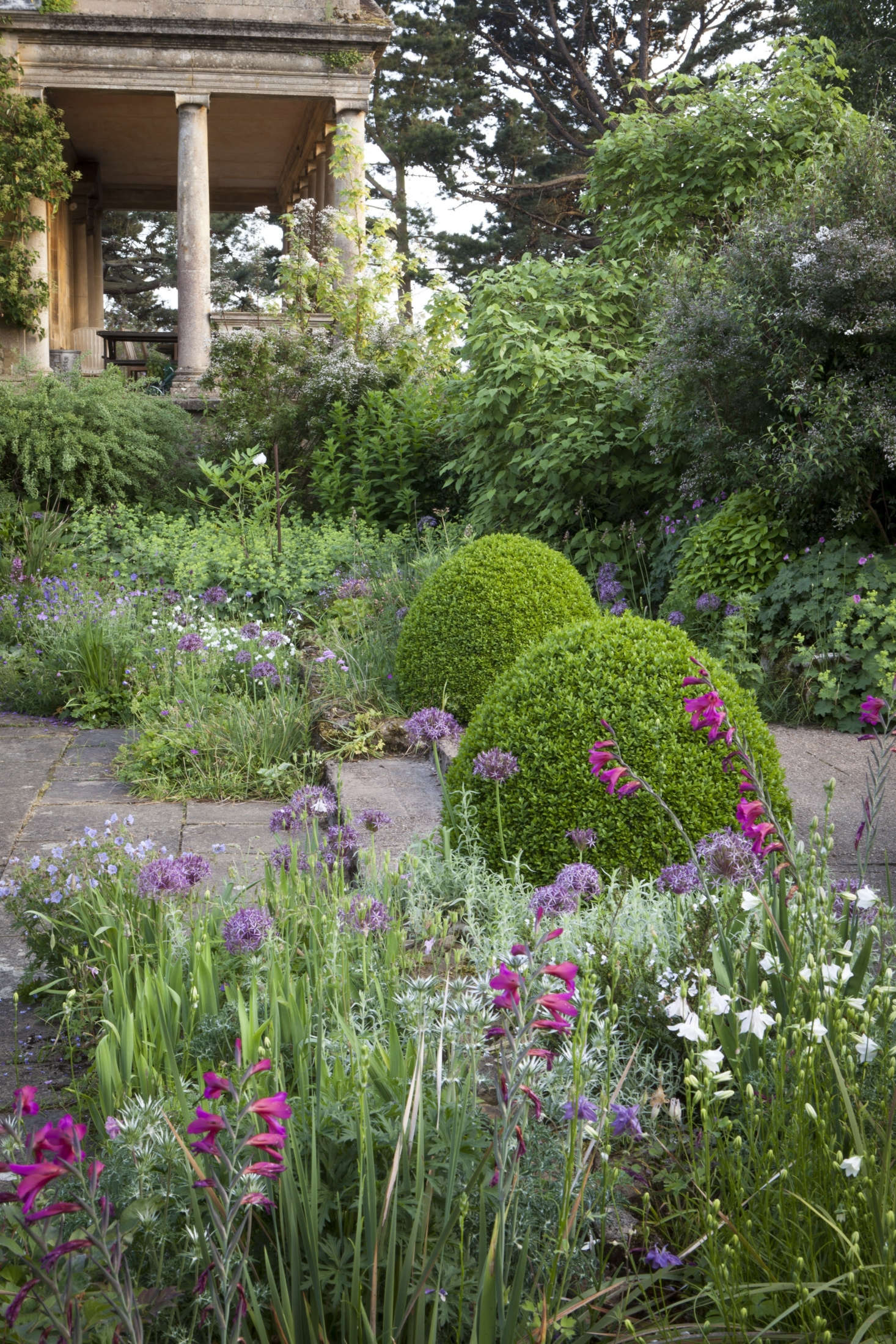 At the end of the Wide Border lies the Sunk Garden which was originally planted by Heather Muir as a white garden– years before Vita Sackville-West (who was a visitor at Kiftsgate) did the same at Sissinghurst.