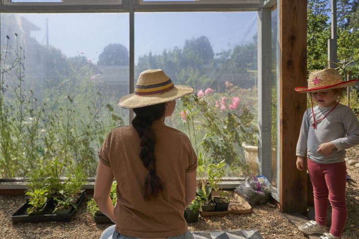 Justine and her daughter working and enjoying each other&#8\2\17;s company. Photograph by Elina Frumerman.