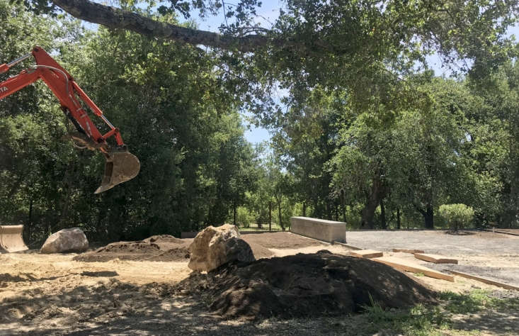 When Terremoto’s team first arrived at the property, the house had just been built, leaving the surrounding land feeling like a barren construction site. As Story says, “the main feature was a giant dumpster, accented by bare patches of compacted earth.”