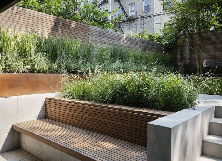 In the bed just behind this built-in bench are an effusive mix of Mexican feathergrass, fountain grass, swamp milkweed, Corepsis ‘Moonbeam’, hyssop, Gaura lindheimeri.