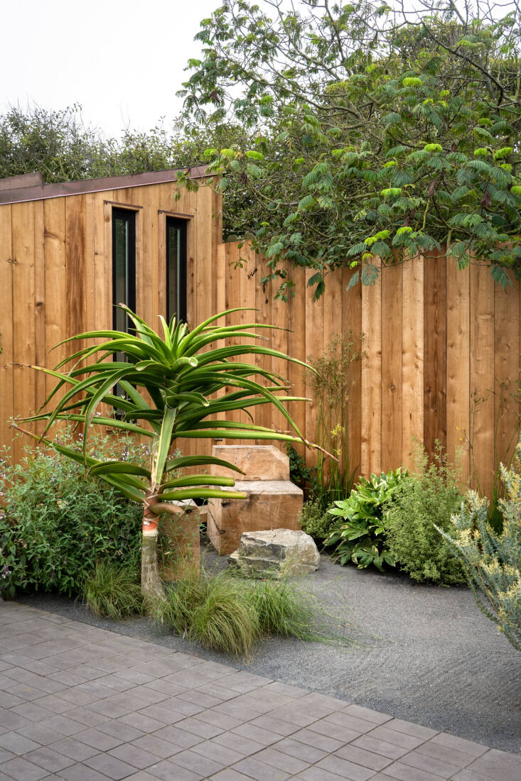 Rounded pea gravel in contrast and harmony with clay pavers. See Landscape Designer Visit: A San Francisco Backyard Where ‘Surf Life Meets Ancient Rituals’ for more of this ORCA project.