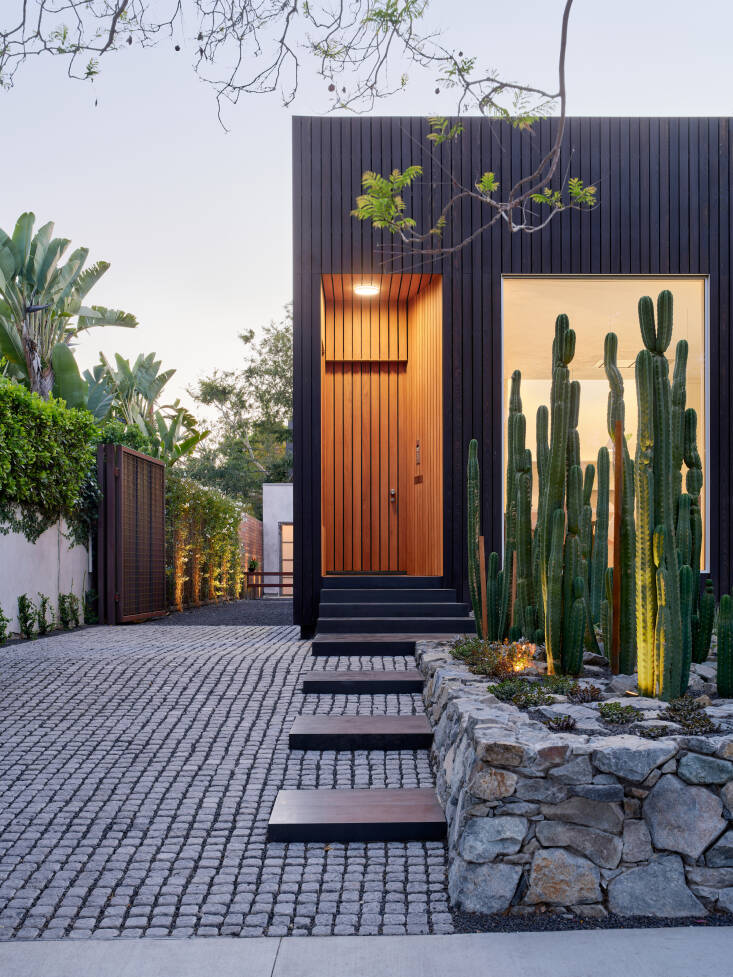 The exterior of the home is clad in shou sugi ban siding (for more on the Japanese method of charring wood planks, see Remodeling \10\1: Shou Sugi Ban Charred Wood.)