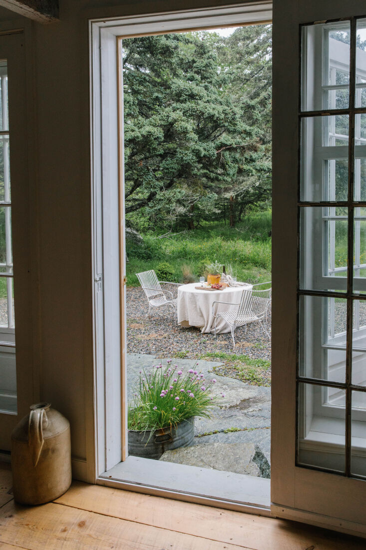 This weekend, we\2\17;re taking every meal outdoors. Photograph by Erin McGinn, courtesy of Moore House Design. from Coaster’s Chance: A \1760s Sea Captain’s Cottage in a Moody Palette.