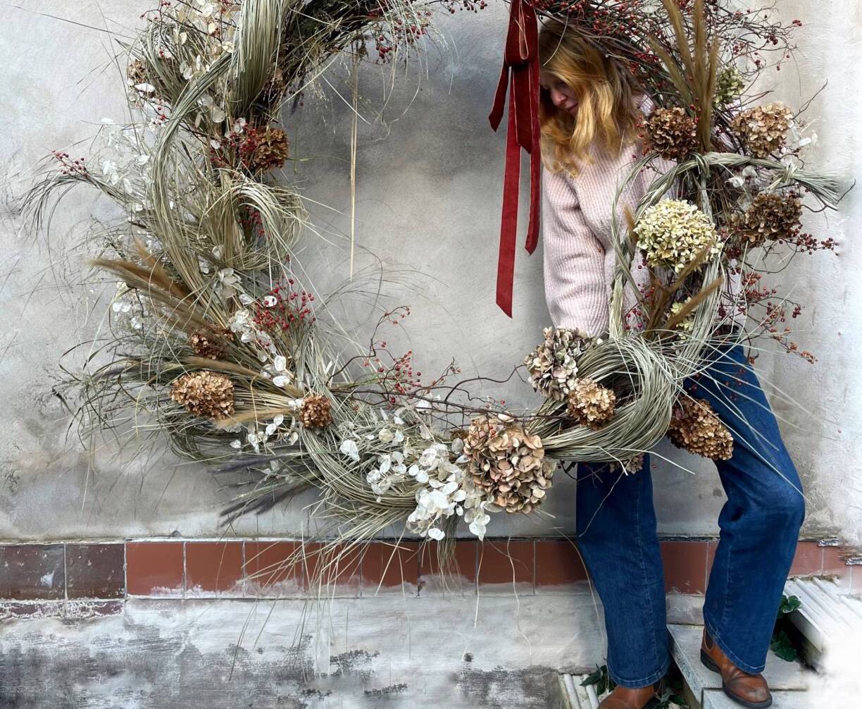 Wreaths Designed with Grasses and Dried Flowers: A New Holiday Trend