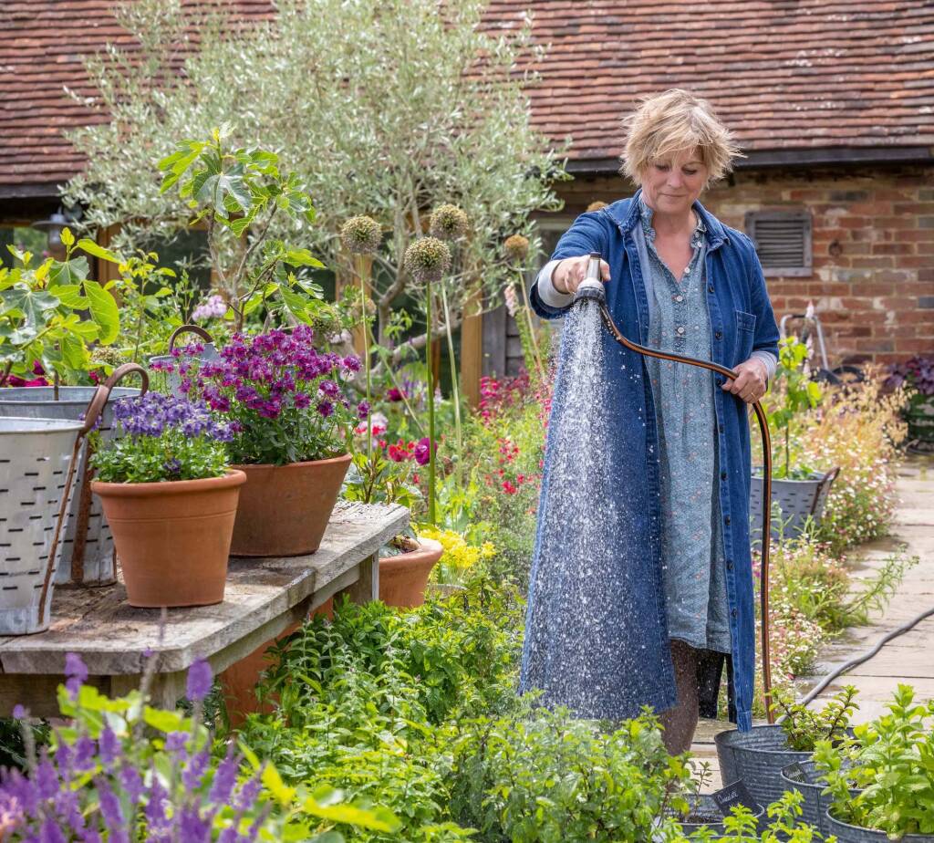 Sarah Rav Photo Sarah Raven: An Interview with U.K.'s Popular Gardener, Author, and ...