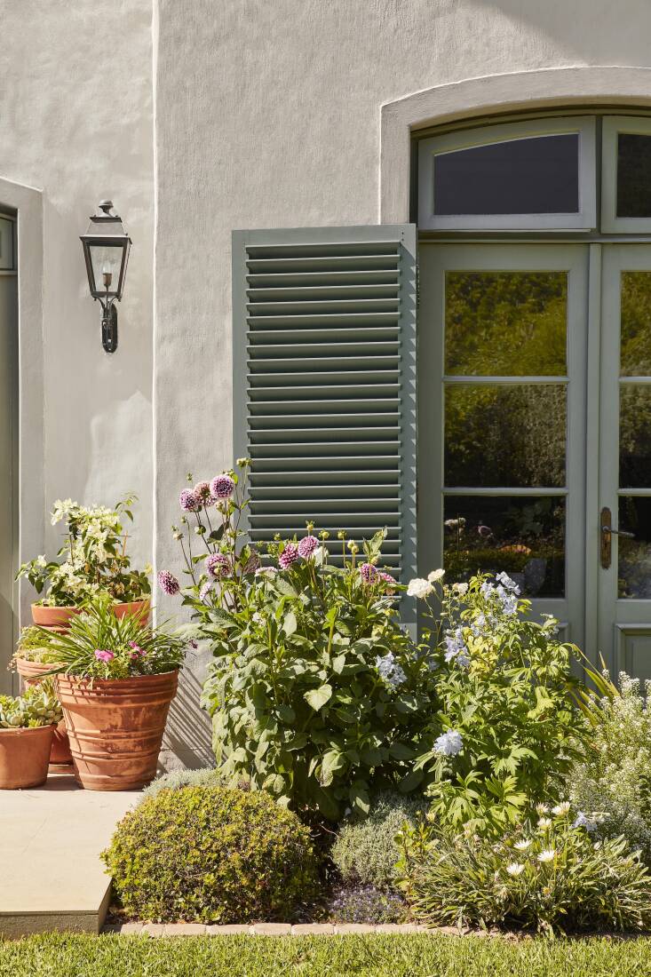 Like its interior paints, its exterior counterparts have low-VOC emissions. Here, Slaked Lime is paired with Livid (on the shutters).