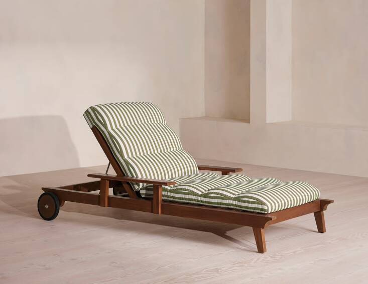 You won&#8\2\17;t have to worry about unsightly chair marks on the backs of your legs when you lounge on this teak chaise with striped cushion. Shop now.