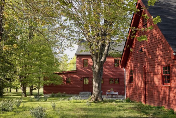 Writes Margot, in her story about Amanda Pays and Corbin Bersen&#8\2\17;s latest flip: &#8\2\20;The back terrace overlooks an outbuilding that the couple use as a cottage. Amanda decided to paint all three structures barn red, then wavered for a moment but is glad she stuck with her choice: &#8\2\16;It adds a very, very classic farmstead kind of feeling.&#8\2\17; &#8\2\2\1; Photograph courtesy of Amanda Pays (@amandapays) and The Lillie K. Team at Four Seasons Sotheby’s International Reality.