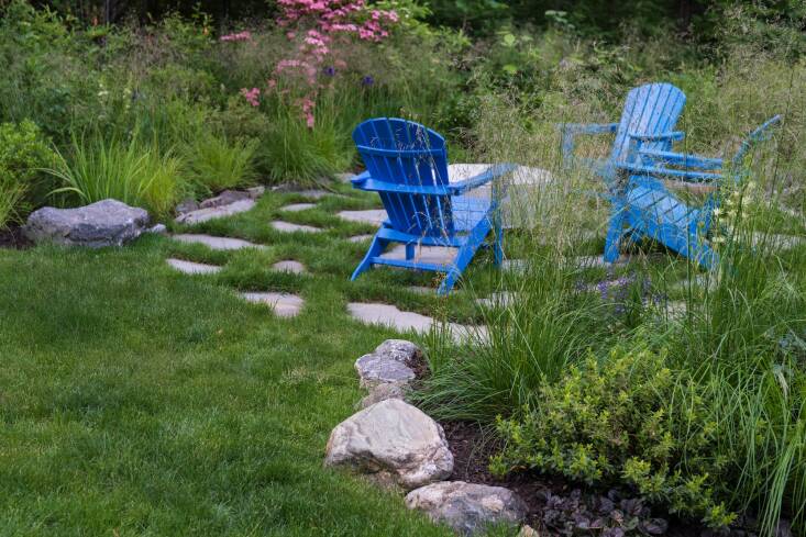The rocks at the transition from lawn to garden bed in this Lloyd Landwright design have been intentionally sunken into the ground. Photograph by Ashley Lloyd.