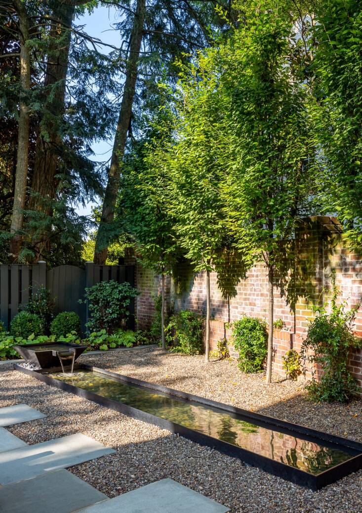 Instead of a clean edge between the patio and gravel, Richardson created a staggered edge because he liked the interaction between the gravel and the stone